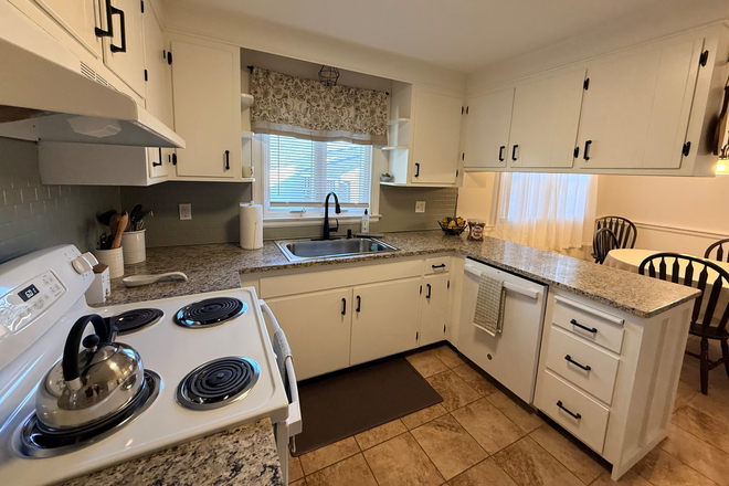 Kitchen - Beautiful 3 bedroom Apartment