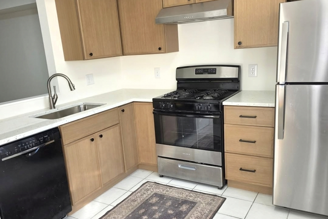 Renovated kitchen - 2/3 Bedroom Townhouse with Parking, Private Patio and Laundry - Walk to Georgetown Law