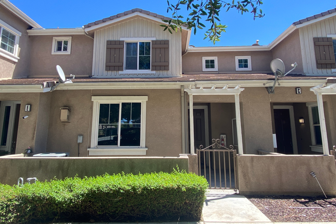 Front condo - Spacious 2-Bedroom Condo in Gate Aspen Hills Community