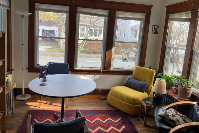 Sunroom - Room for Rent in Northampton with Graduate Students (6 months with option to extend a year) Apartments