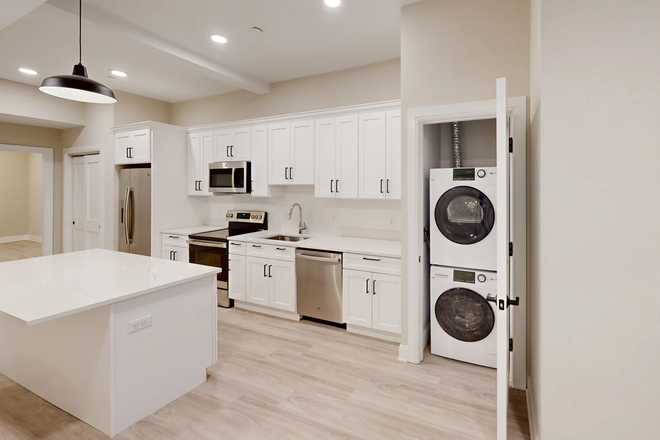 Email us today for more info! - Room for rent in theatre district! Apartments