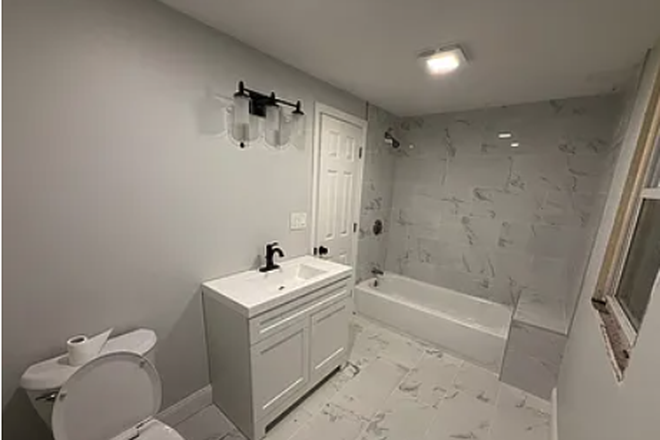 Full Bathroom - Newly Remodeled 3 bedroom PLUS Private office or 4th bedroom-close to Brown & Miriam House