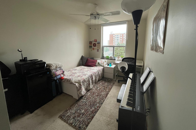 Private room1-1 - 8 Minutes walk to York University - Larger 'Centre Layout' 1300 Sq.Ft. - Females Only Apartments