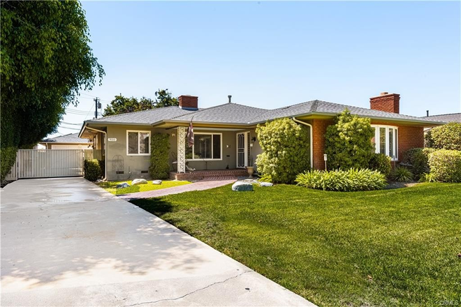 gated driveway - Beautiful Large 4 bedroom 3 full bathrooms remodeled in 2024 House