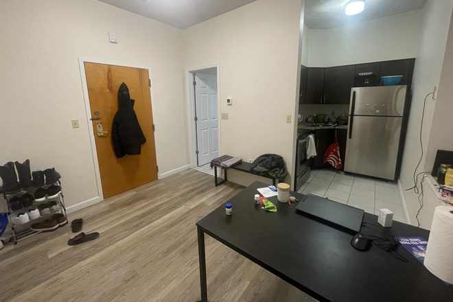 - - NO BROKER FEE!! Close to Campus! Spacious 1 Bed w/ Laundry in Building Apartments