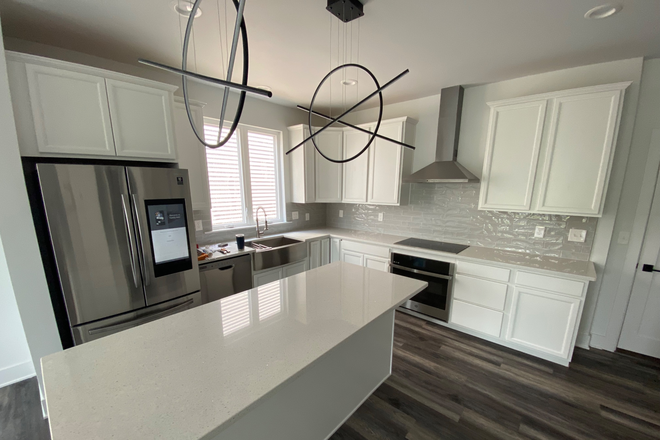 Kitchen with smart appliances - Stunning Home close to Oakley Station