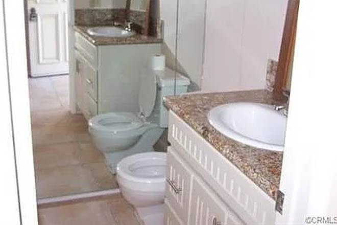 downstairs half bath - Graduate student special! Luxury on a budget. One room with shared bath. Laundry in unit. Very quite Condo