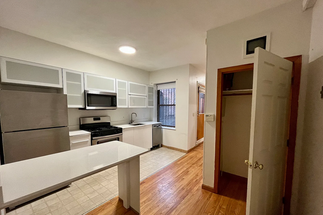Kitchen, entry point - Spacious, Fully-Furnished Sublet Right On Campus (at a Discounted Price!) :D