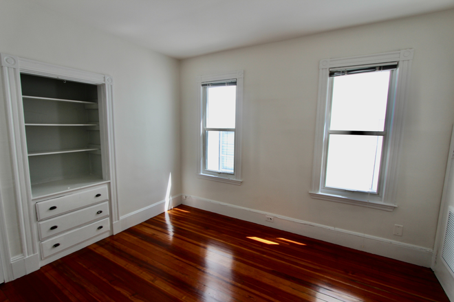 1 - SEPT 2026 – Renovated East Boston 4 Bed / 2 Bath with Central A/C, No Broker Fees! Apartments