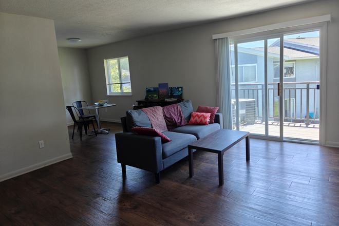 Hall and Dining Area - University Crossing Apartments on Bus Route