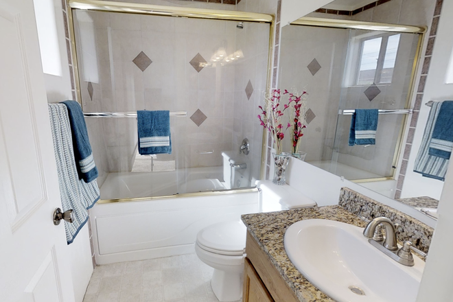 Sliding GLASS SHOWER doors, Do you like 6 jet whirlpool tubs!? - Luxury HUGE 2, 3 or 4 bed  4 ba house