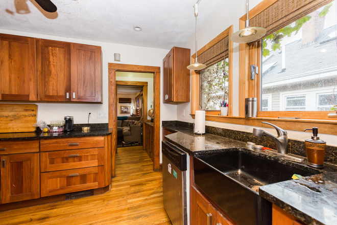 living - HUGE 6 BED/2 BATH ON CALUMET! AVAIL. 9/1/26! Apartments