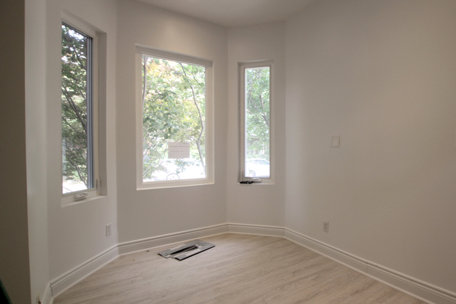Room 101 - Large Bedrooms w/ Private Washroom  Bathurst /College all utility wifi incl Townhome