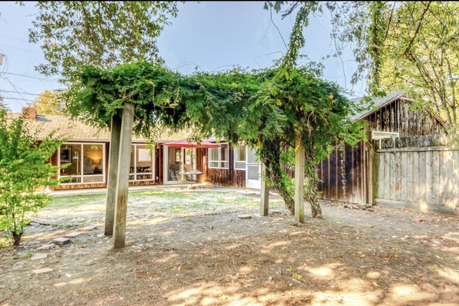 Yard - Spacious Student-Friendly Home Near Campus & Oakway Center