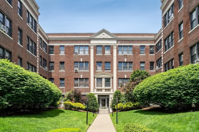 Exterior - Large Studio  No Fee  141 Englewood Ave Condo