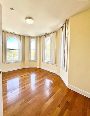 . - *NO BROKERS FEE!* Bright and sunny 3 bedroom/1 bathroom apartment close to campus