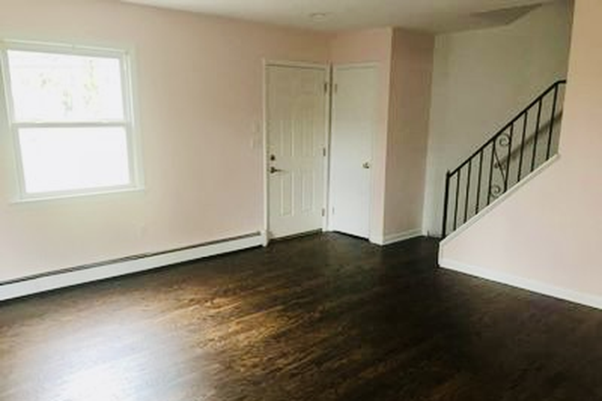 Living Room - 3-Bed Duplex in Prime Location Duplex
