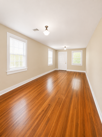 Large open Living/Dining Area - DON'T DELAY! Duplex
