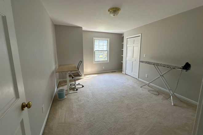 Office - Private Bedroom, Bath and Office Close to Campus