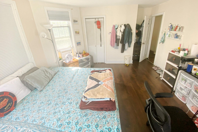 Call NOW for showings! 617-236-8550 - PARKER ST - *NO FEE* SUNNY & RENOVATED TOP FLR 5BR AVAIL *1/1/2026* W/ 2 BATH, LNDRY IN BLDNG! Apartments