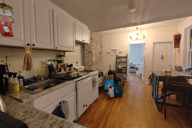 living - GREAT LOCATION! 3 BED WITH HEAT AND HOT WATER INCLUDED! AVAIL. 9/1/25! Apartments