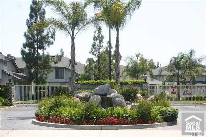 Gated entrance - Walking distance to campus Condo
