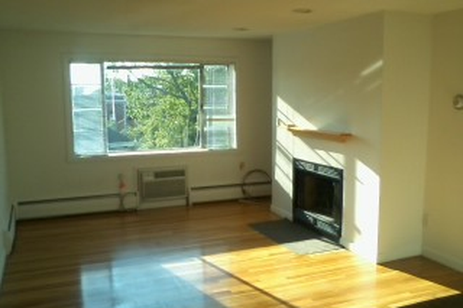 hubrealtyproperties.com - Newly renovated 2 bedroom, with granite counters, dishwasher, A/C, fireplace Apartments