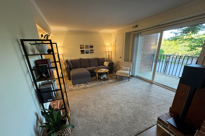 Living room with balcony - Ivy Gardens