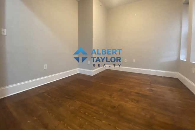 Living Room - Top-Floor 4 Bedroom on Sewall!! Central AC & Free laundry!! Apartments