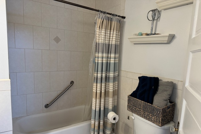 Full Bathroom - House Share in Bright Sunny Friendly Home - Charles Villiage