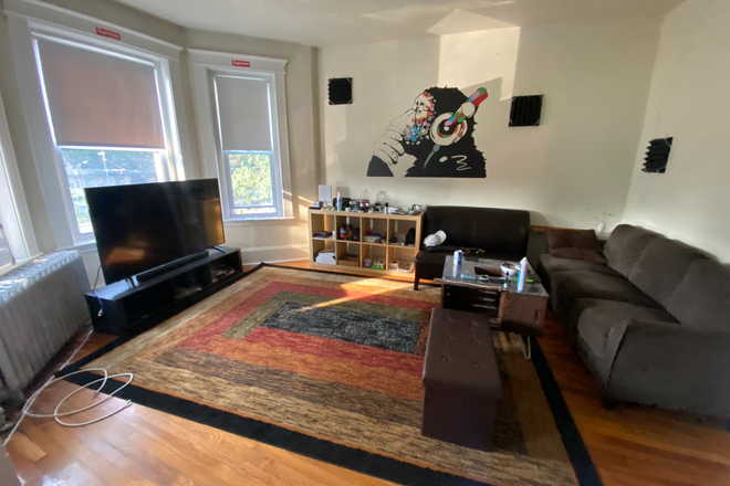 ! - COMM AVE 1 bed with HUGE living room and very big kitchen. No fee, no sec., + HT/HW! Ref# 150035142 Apartments