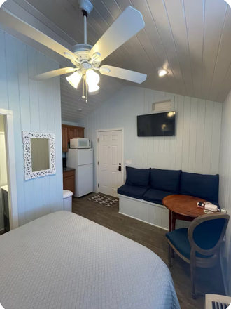 WiFi, tv, built in couch, table - Tiny Barn Studio Utilities Included 3 miles to LU Apartments