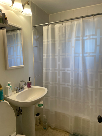 Shared Upstairs Bathroom - Morris Heights Housing - Just North of Anschutz Medical Campus - Walk to Campus! House