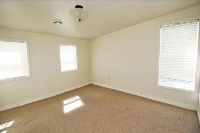 Bedroom - $775/month for 1 Bed, $1550 for 2 Beds Summer Sublease in 2Bed/1Ba Townhouse Apartment