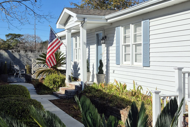 Beautiful, Spacious and newly renovated Ranch Style home - Looking for the perfect home base in Charleston?