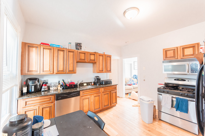 kitchen - Amazing 4 Bed / 1 Bath w/ LAUNDRY IN UNIT! Avail. 9/1/26!!