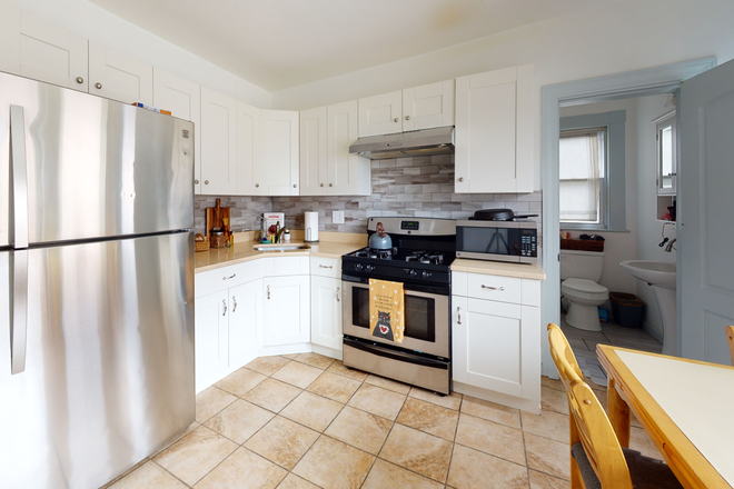 . - A beautiful first-floor apartment in a two-family house in a great location