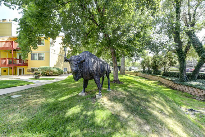 Exterior - Summer Sublease: Furnished Room Near CU Boulder