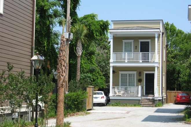 Front of Unit w/ Private Parking - 7 Ipswich Crt -  Near MUSC &  Chasn School of Law  (3 blocks)