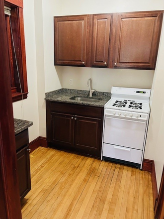 kitchen - fantastic location! minute to Mass Ave, charming condo