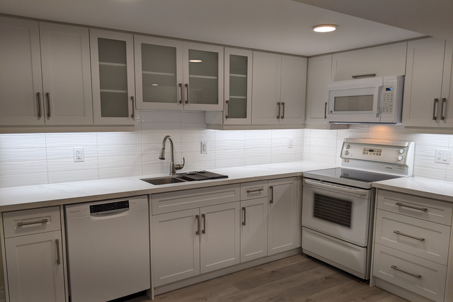Kitchen - 2 /1 bright, transit, comfort, laundry Duplex
