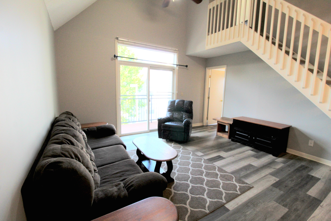 Living area - Hunters Ridge 3 bedroom 3 bath loft apartment for rent! For the 26-27 school year