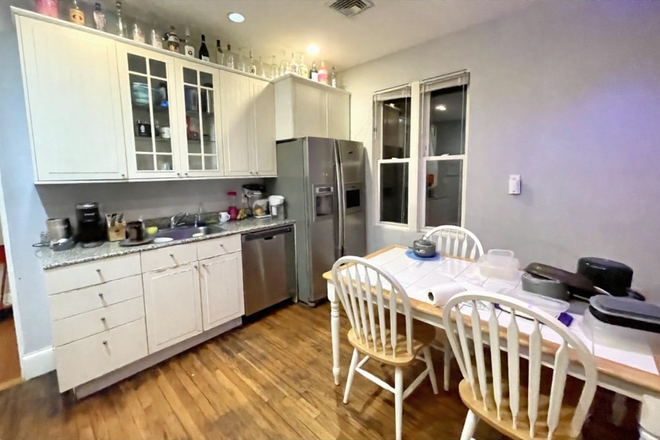kitchen - **NO BROKERS FEE!!** LOCATION!! 4 Bed / 2 Bath w/ LAUNDRY IN UNIT!! Available 9/1/26!! Apartments