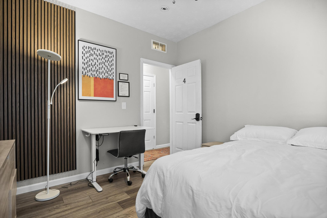 Suite 4 Main - Walking Distance to Case Western - Student Discount! House