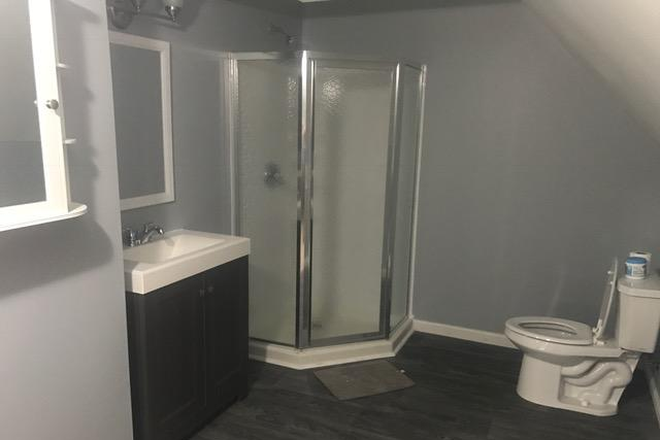 3rd Floor Suite Bathroom - NEW Single HOME 5 Beds 3.5 Baths Across from CWRU