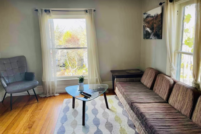 High ceilings, very large windows - Treetop views, 2nd floor in beautiful remodeled historic house, private entrance