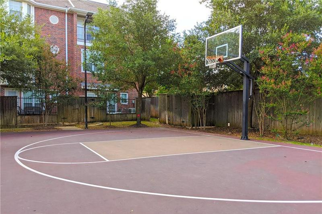 Basketball court - River Oaks Townhomes