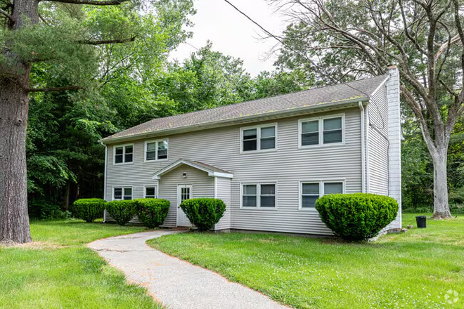 Standard apartment view from outside. - Clubhouse Apartments, Room for Rent, Many Amenities included and bus line directly into campus.