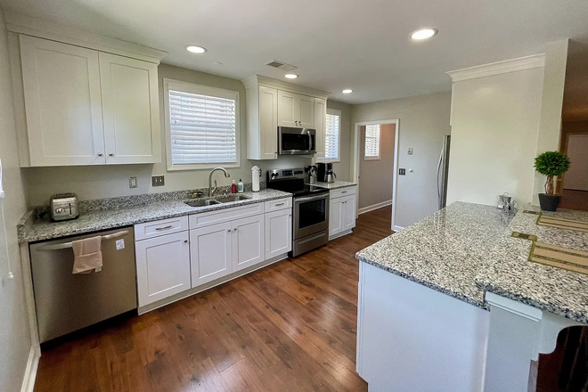 Kitchen - Right across the street from MUSC! House