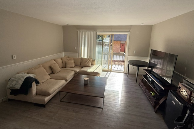 living room - $1300/ 3br- *** 1300/mo for unfurnished individual room-3 available (The Hill) Apartments